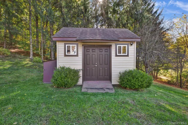 a view of front of a house with a yard
