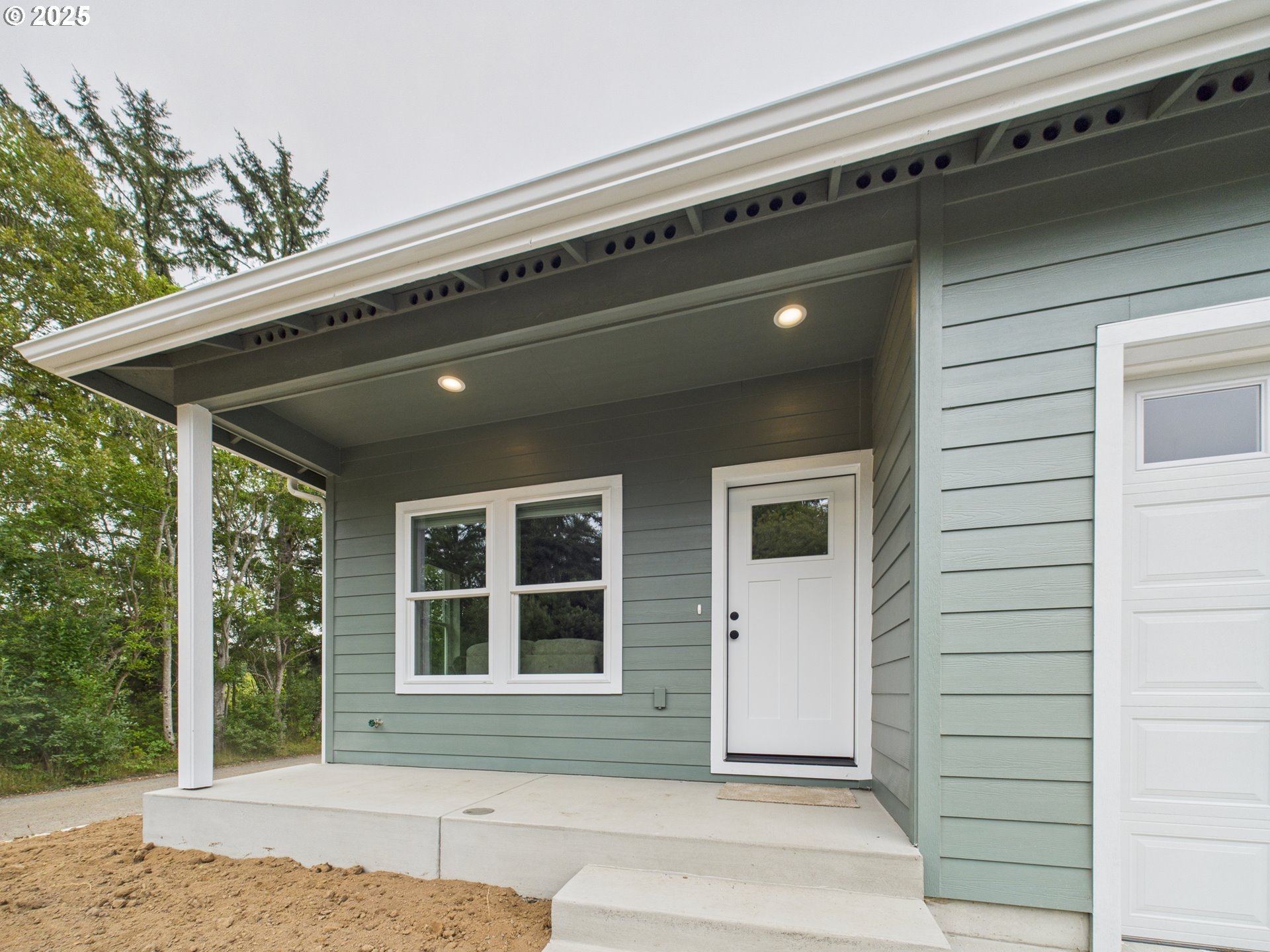 1269 Avenue D Seaside, OR 97138 - Photo 2 of 22 a front view of a house