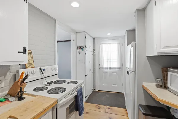$675,000 | 25 Pepperell Road, Brookline, NH 03033