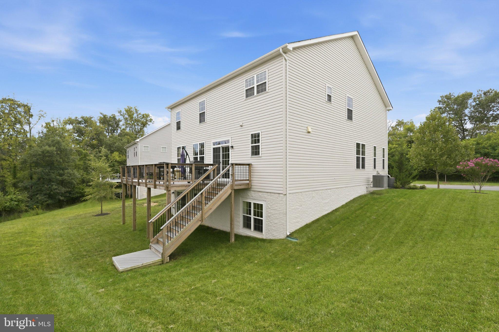 17992 Ridgewood Place Round Hill, VA 20141 - Photo 37 of 45 Deck with stairs down to backyard