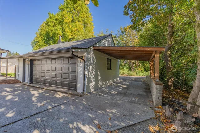a view of a house with a small yard