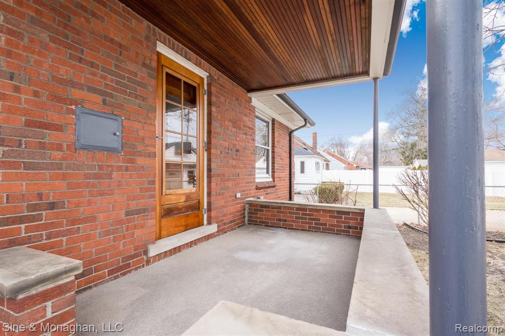 2032 Oxford Road Grosse Pointe Woods, MI 48236 - Photo 3 of 19