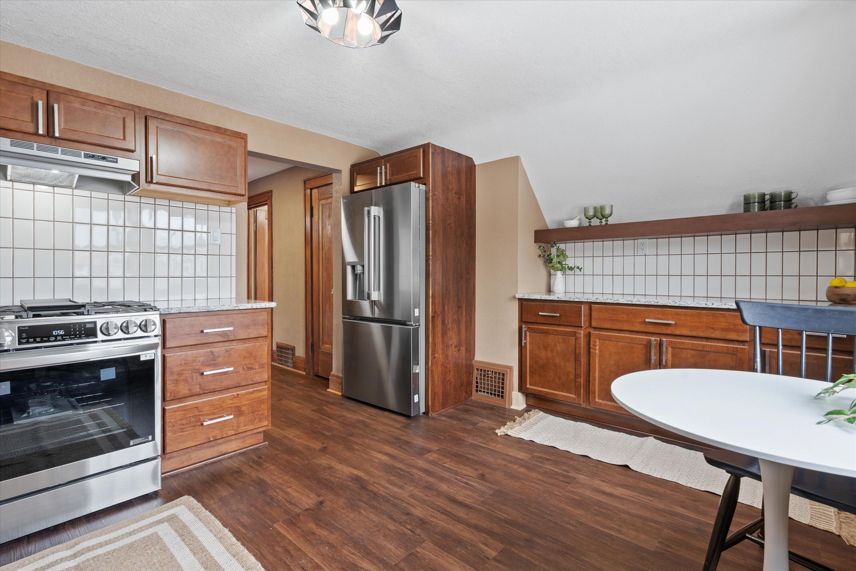 5352 North 39th Street, Unit 5352A Milwaukee, WI 53209 - Photo 30 of 42 Also a gas range