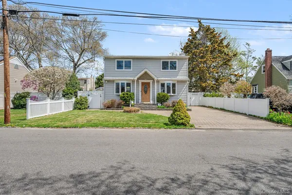 $699,000 | 408 North Broome Avenue, Lindenhurst, NY 11757