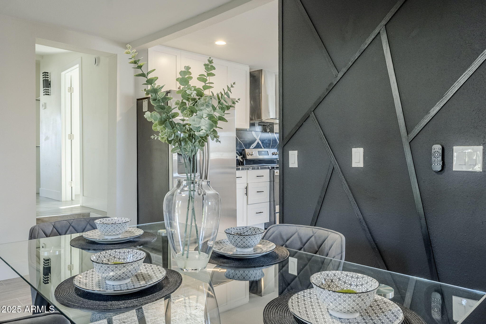 8644 West Mountain View Road Peoria, AZ 85345 - Photo 21 of 35 a living room with furniture and a potted plant