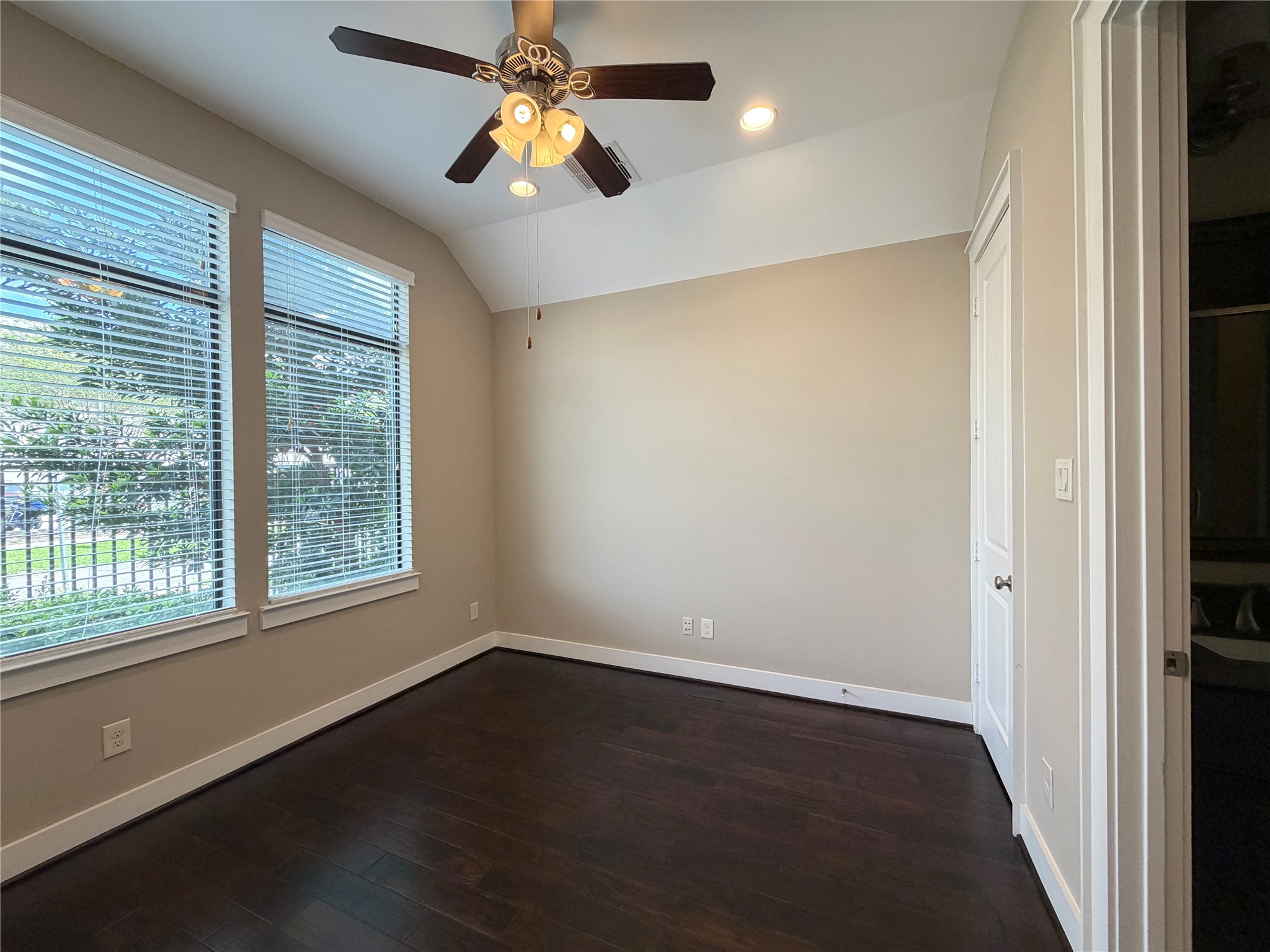 3917 Rose Street Houston, TX 77007 - Photo 5 of 32