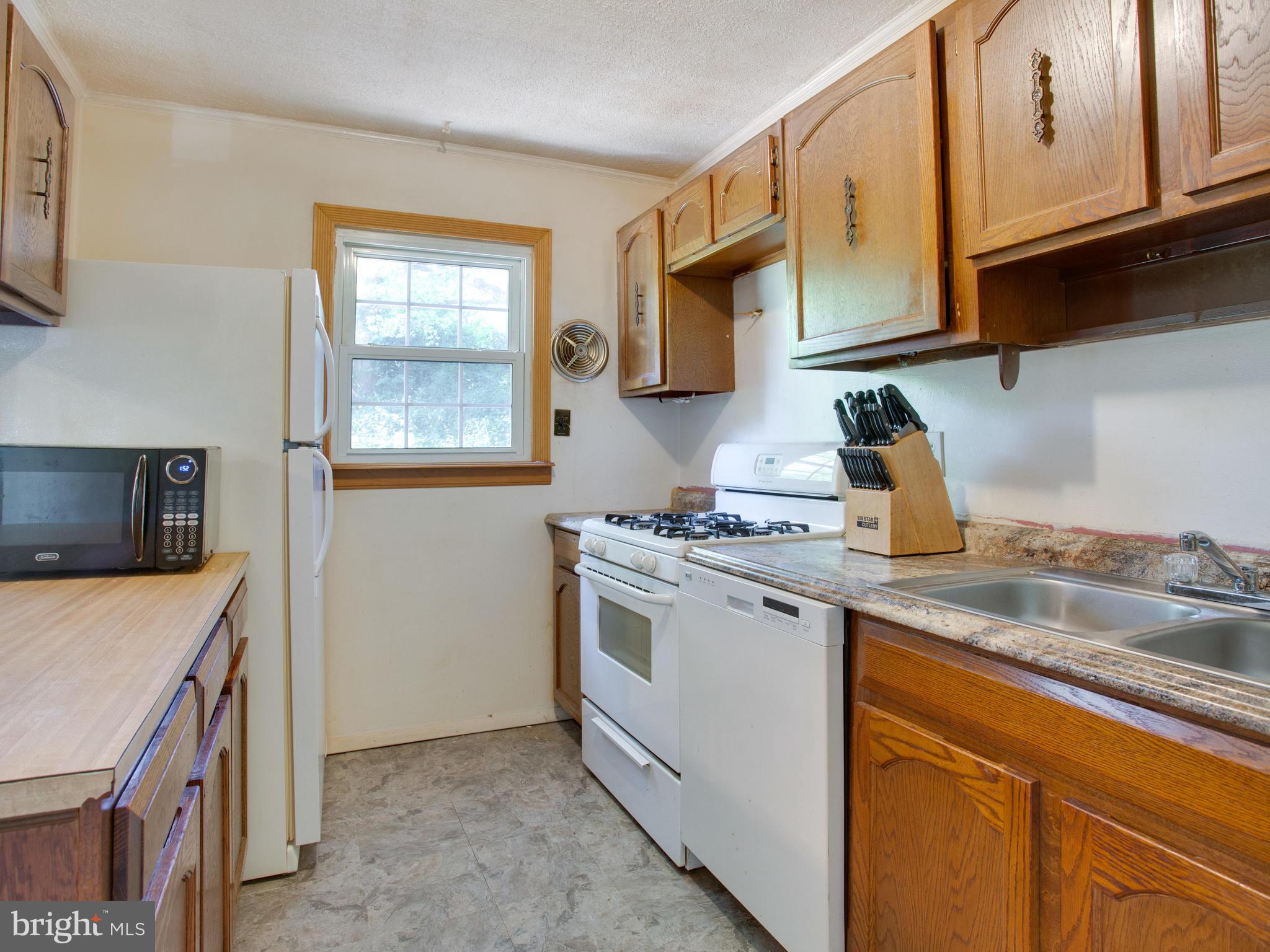 13816 Gilbert Road Woodbridge, VA 22193 - Photo 3 of 29 Kitchen