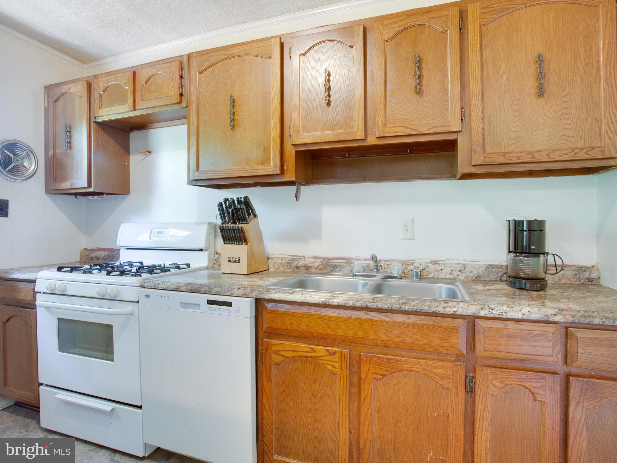 13816 Gilbert Road Woodbridge, VA 22193 - Photo 4 of 29 Kitchen