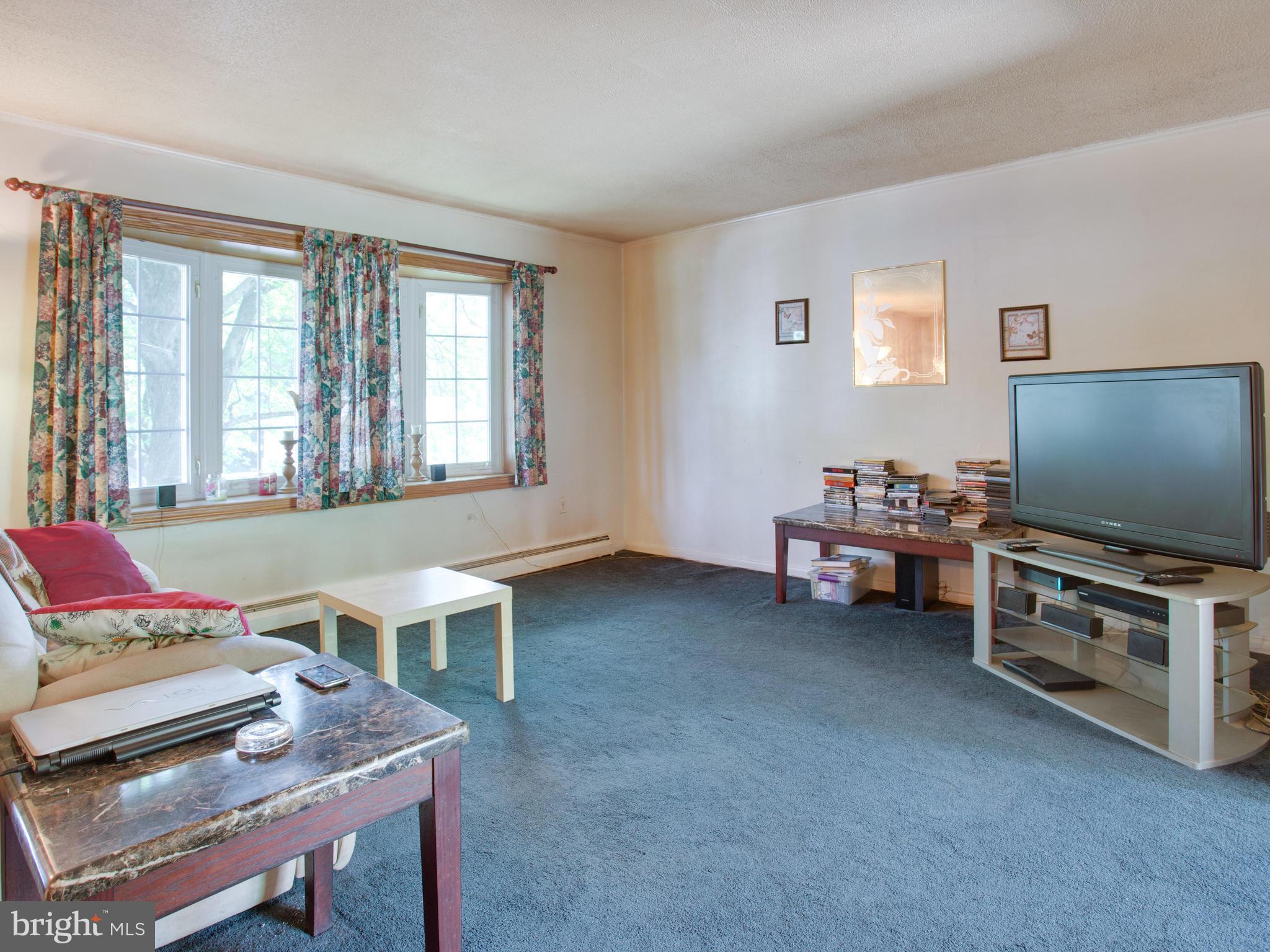 13816 Gilbert Road Woodbridge, VA 22193 - Photo 8 of 29 Living Room