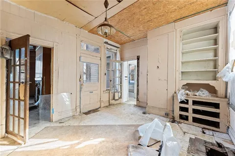 a view of livingroom with furniture