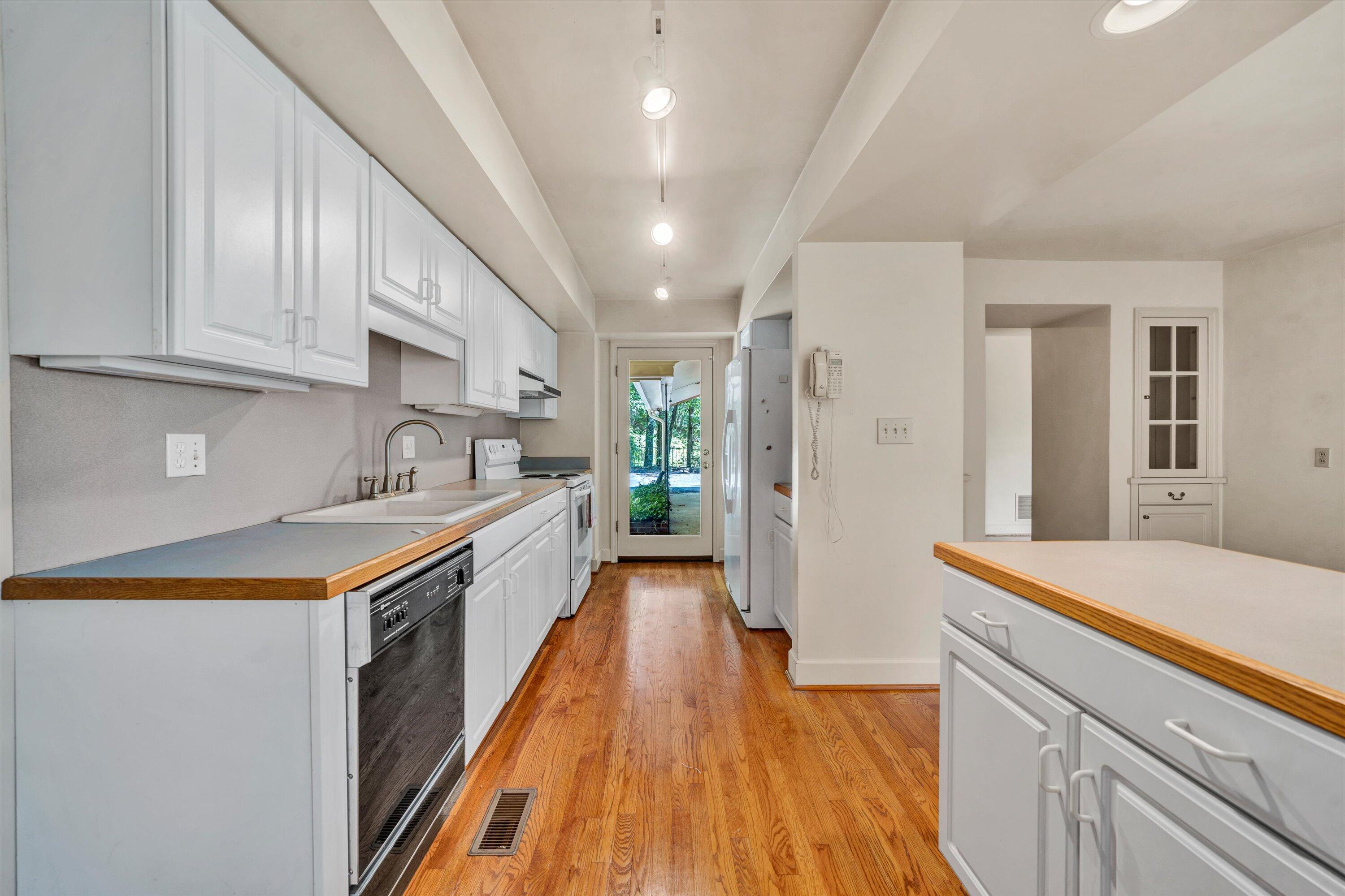 3418 West Ridge Road Southwest Roanoke, VA 24014 - Photo 6 of 34 07-071120240133