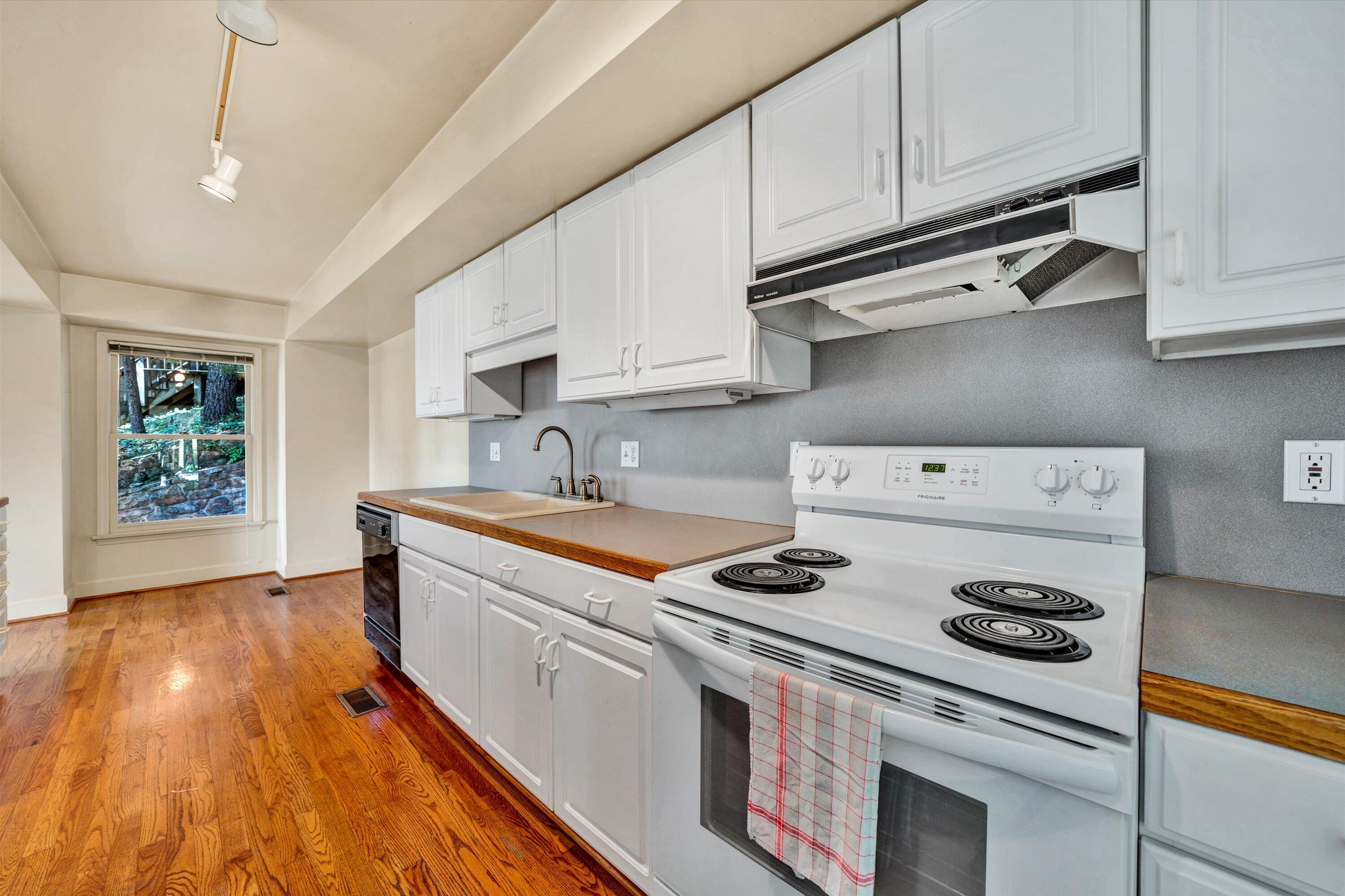 3418 West Ridge Road Southwest Roanoke, VA 24014 - Photo 8 of 34 09-071120240135