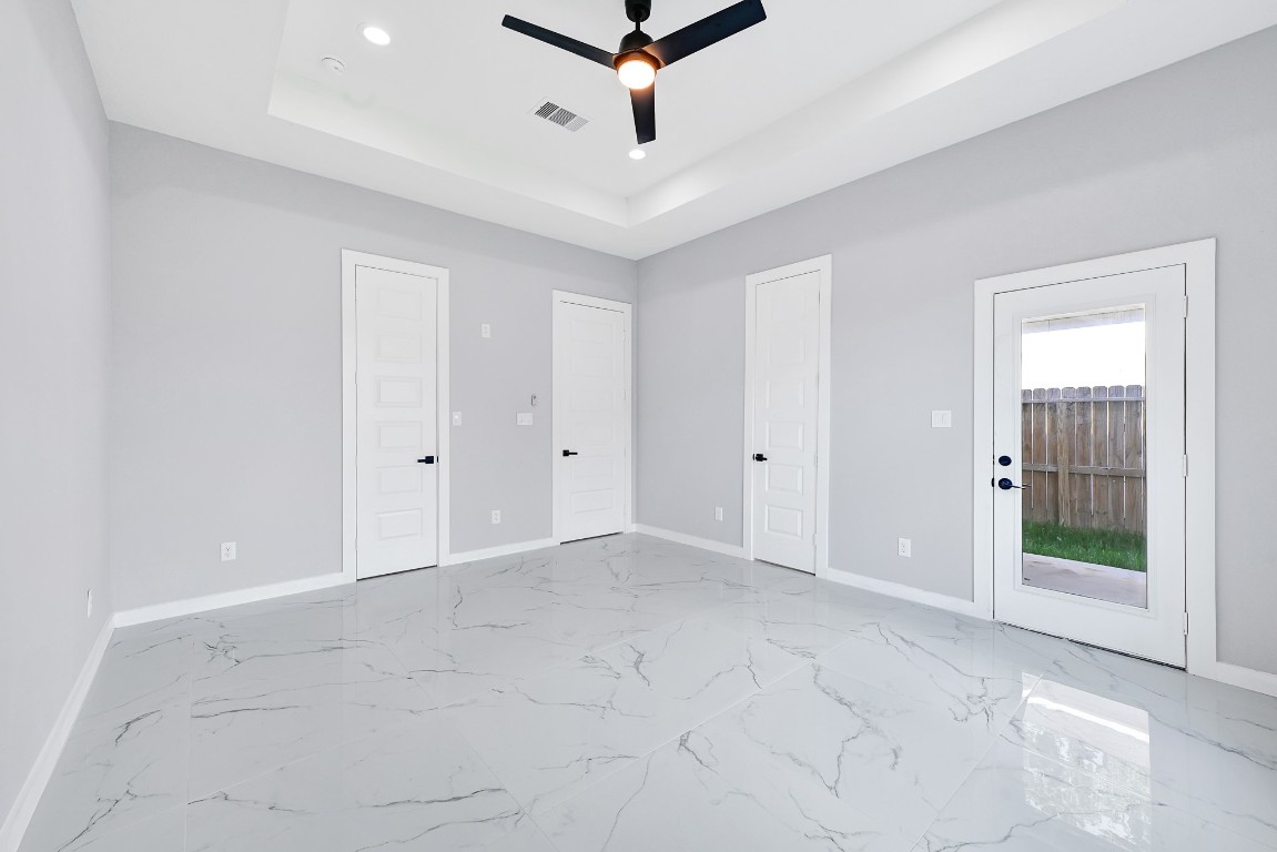 90 Burress Street, Unit B Houston, TX 77022 - Photo 18 of 31 a view of a room with a ceiling fan