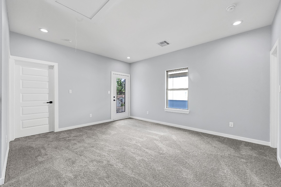 90 Burress Street, Unit B Houston, TX 77022 - Photo 22 of 31 a view of an empty room with a window