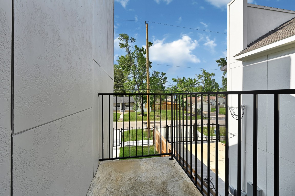 90 Burress Street, Unit B Houston, TX 77022 - Photo 28 of 31 a view of a balcony