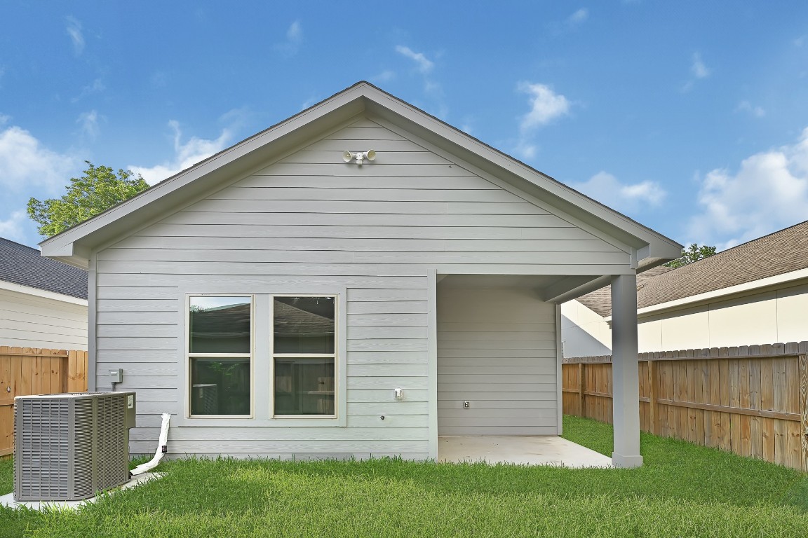 90 Burress Street, Unit B Houston, TX 77022 - Photo 30 of 31 a front view of a house with a yard