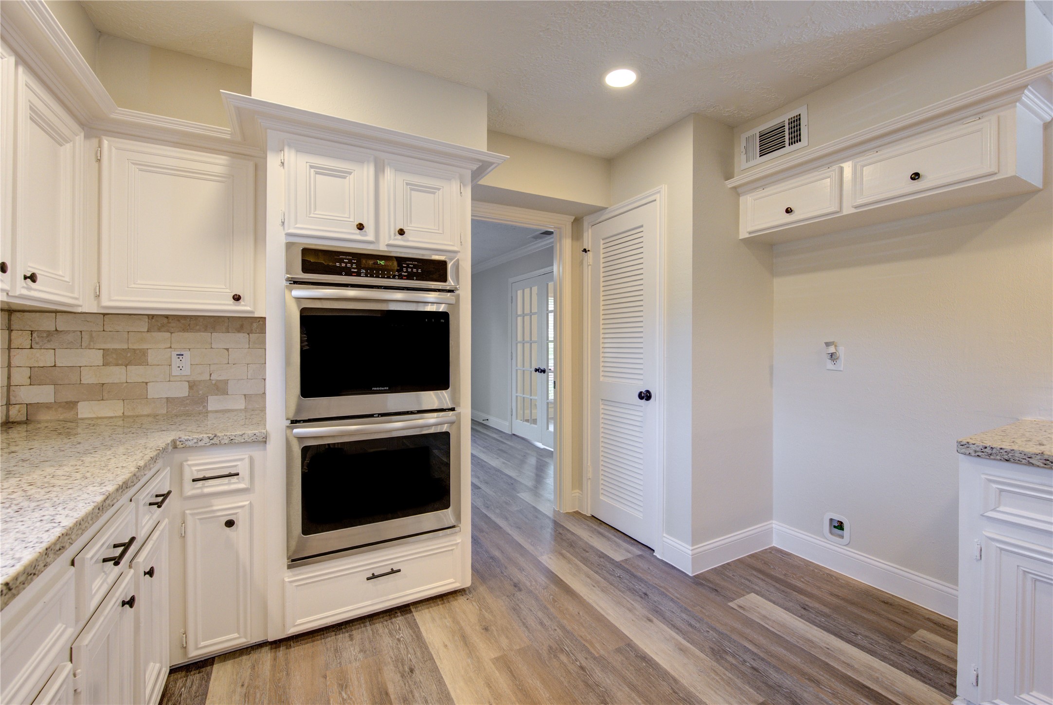 9115 Taidswood Drive Spring, TX 77379 - Photo 19 of 45 This kitchen offers stainless double ovens!
