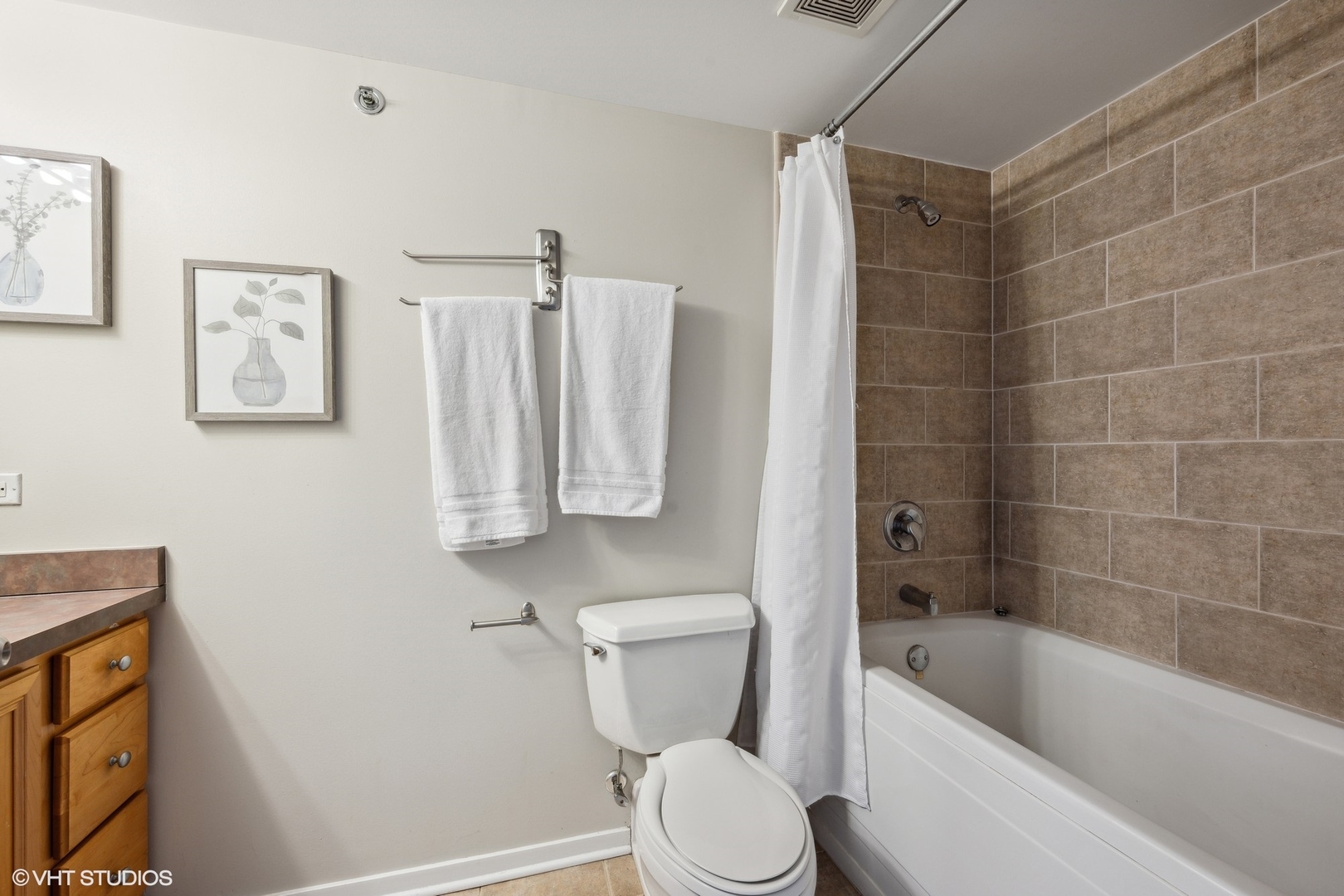 500 South Clinton Street, Unit 410 Chicago, IL 60607 - Photo 14 of 17 a bathroom with a toilet and a bathtub