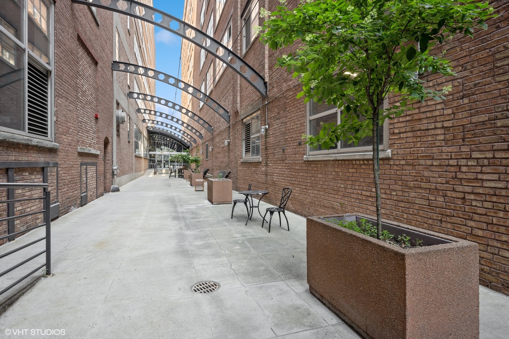 500 South Clinton Street, Unit 410 Chicago, IL 60607 - Photo 2 of 17 a view of a patio with table and chairs with wooden fence and plants