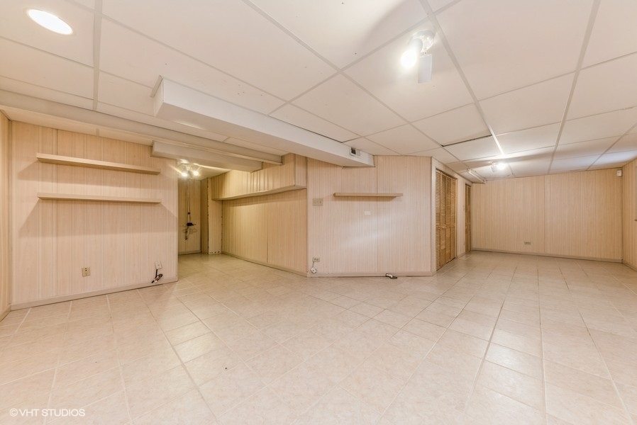 4539 Opal Drive Hoffman Estates, IL 60192 - Photo 17 of 27 a view of a garage