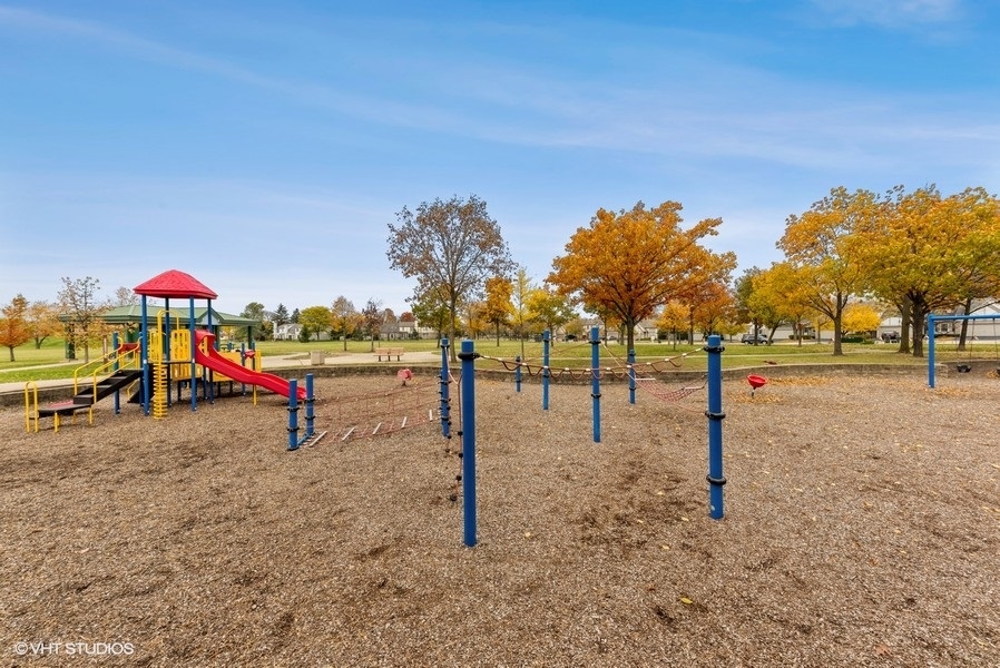 4539 Opal Drive Hoffman Estates, IL 60192 - Photo 26 of 27 a view of outdoor space with garden and trees