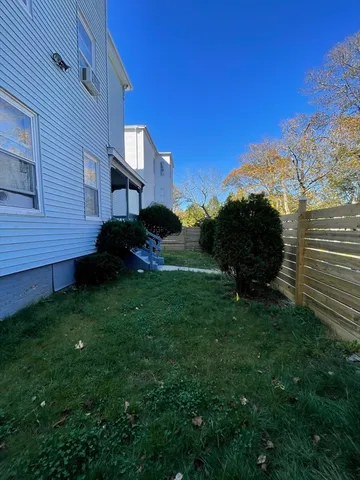 a view of a back yard