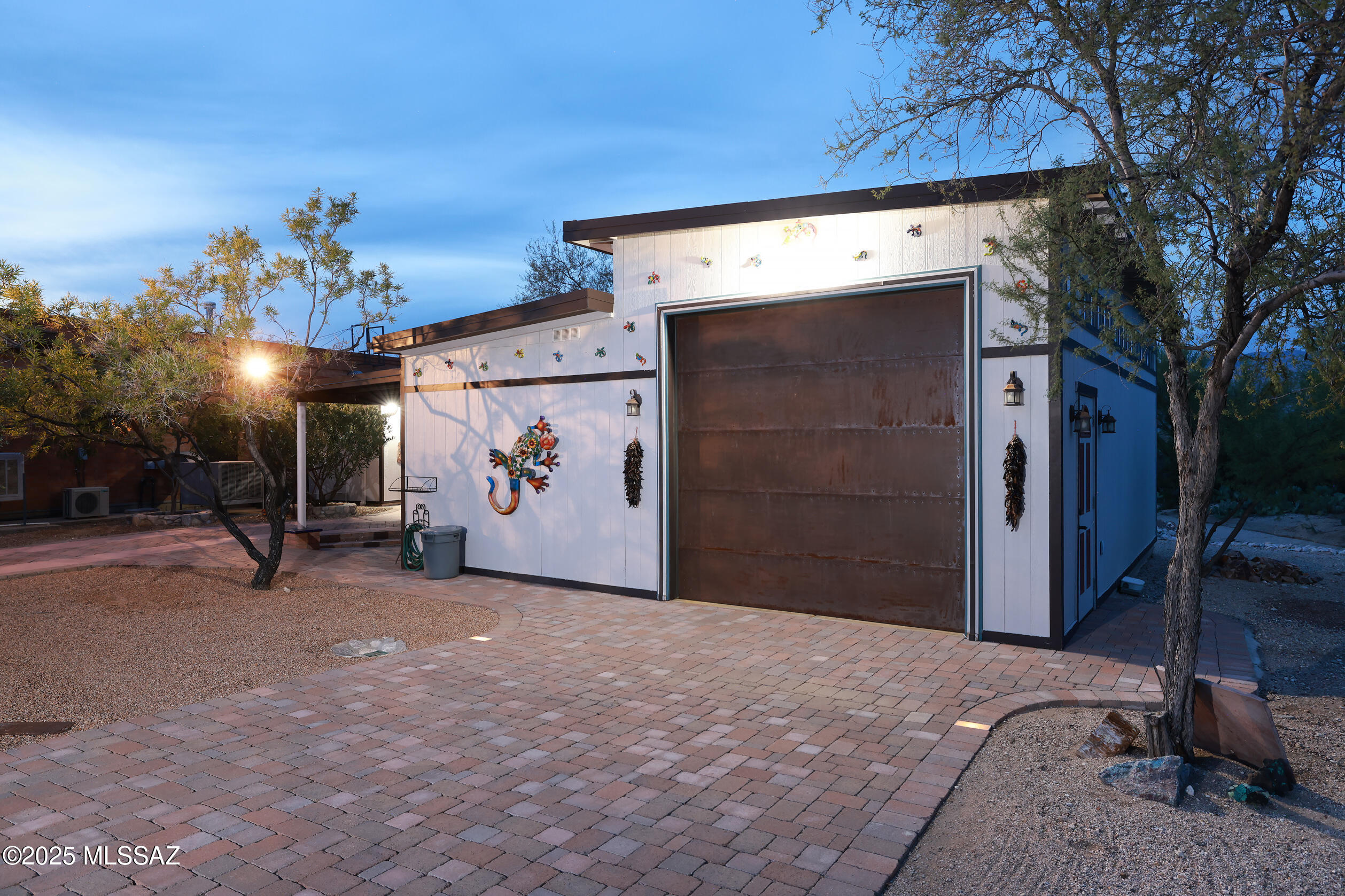 925 North Rancho Del Jefe Loop Tucson, AZ 85748 - Photo 47 of 52 a view of a garage