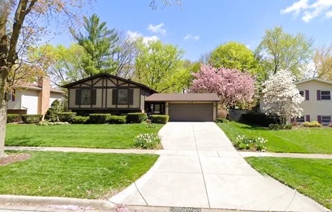 905 Nottingham Lane, Crystal Lake, IL 60014