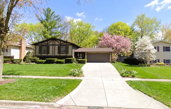 905 Nottingham Lane, Crystal Lake, IL 60014