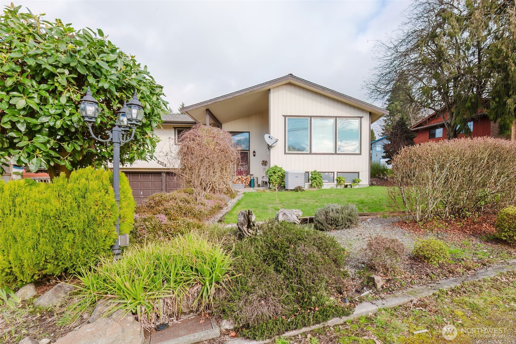 1412 Sheridan Road Bremerton, WA 98310 - Photo 2 of 35