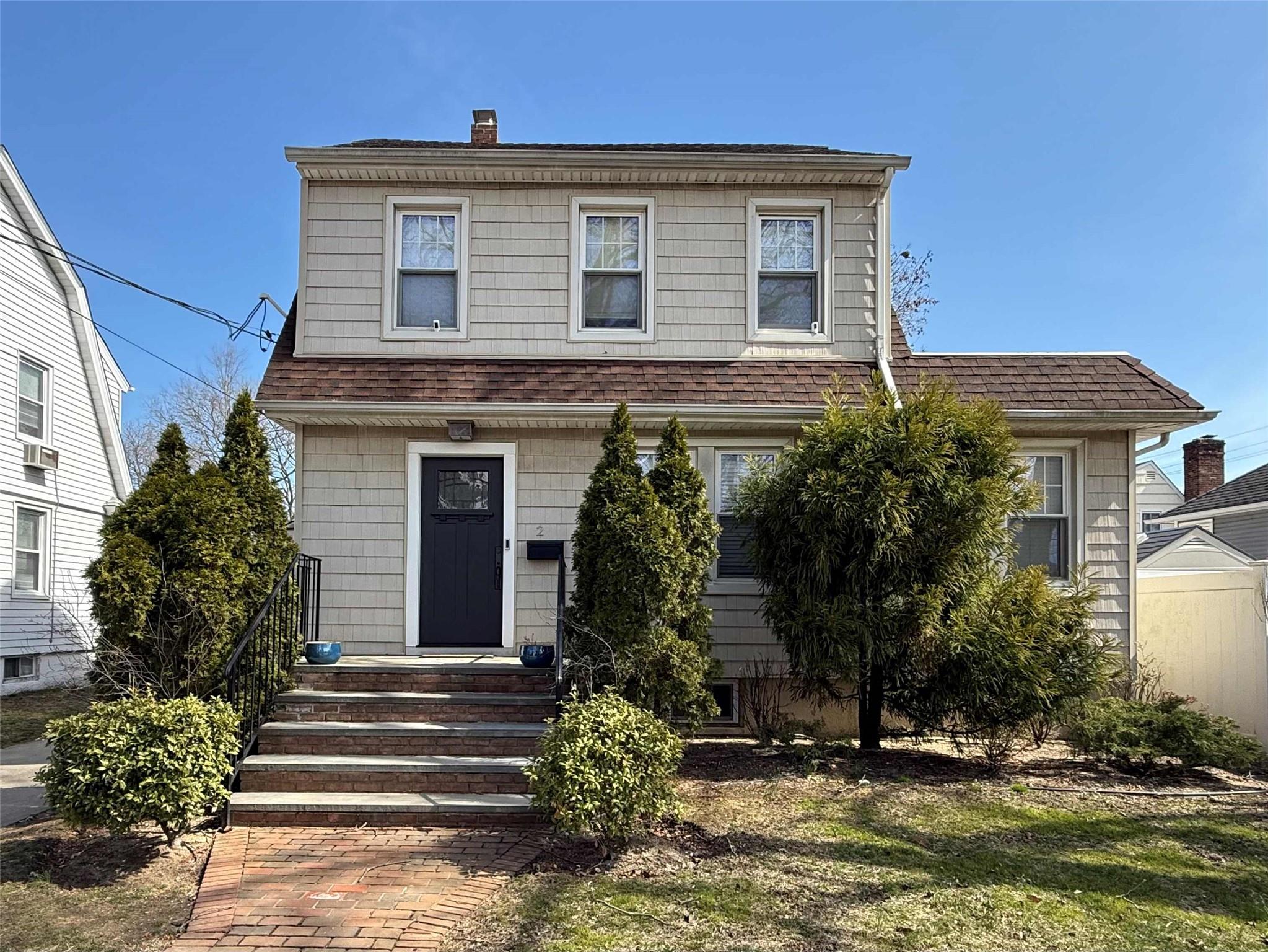 View of front facade with a shingled roof