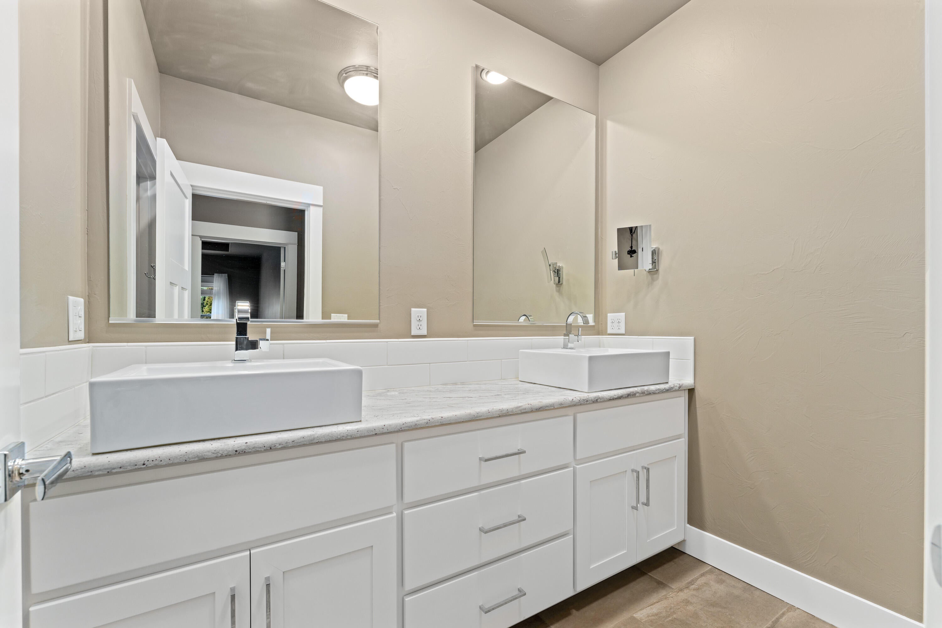 1184 Boulder Ridge Street Central Point, OR 97502 - Photo 13 of 26 Hall Ba
