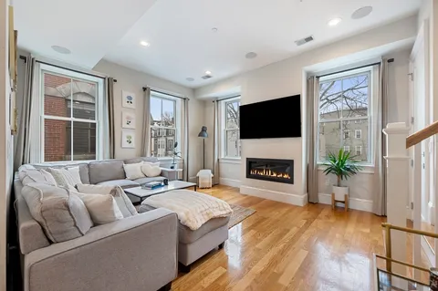 $1,329,000 | 480-482 East 4th Street, Unit 4, Boston, MA 02127