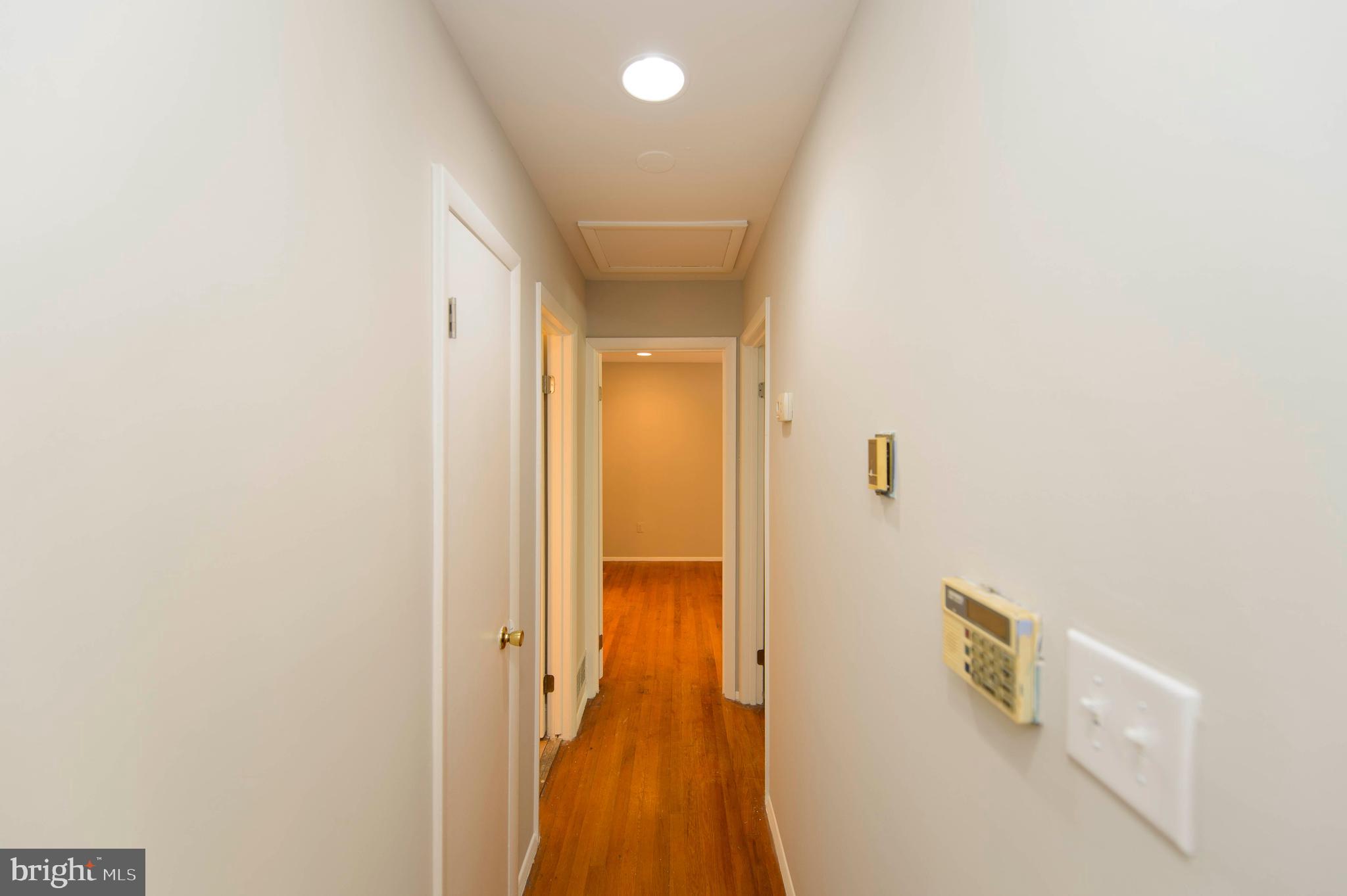 13628 Kingsman Road Woodbridge, VA 22193 - Photo 20 of 37 Main Floor Hallway