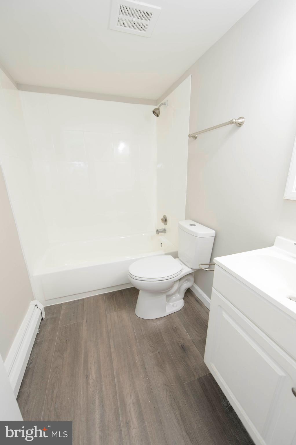 13628 Kingsman Road Woodbridge, VA 22193 - Photo 27 of 37 Bathroom 2