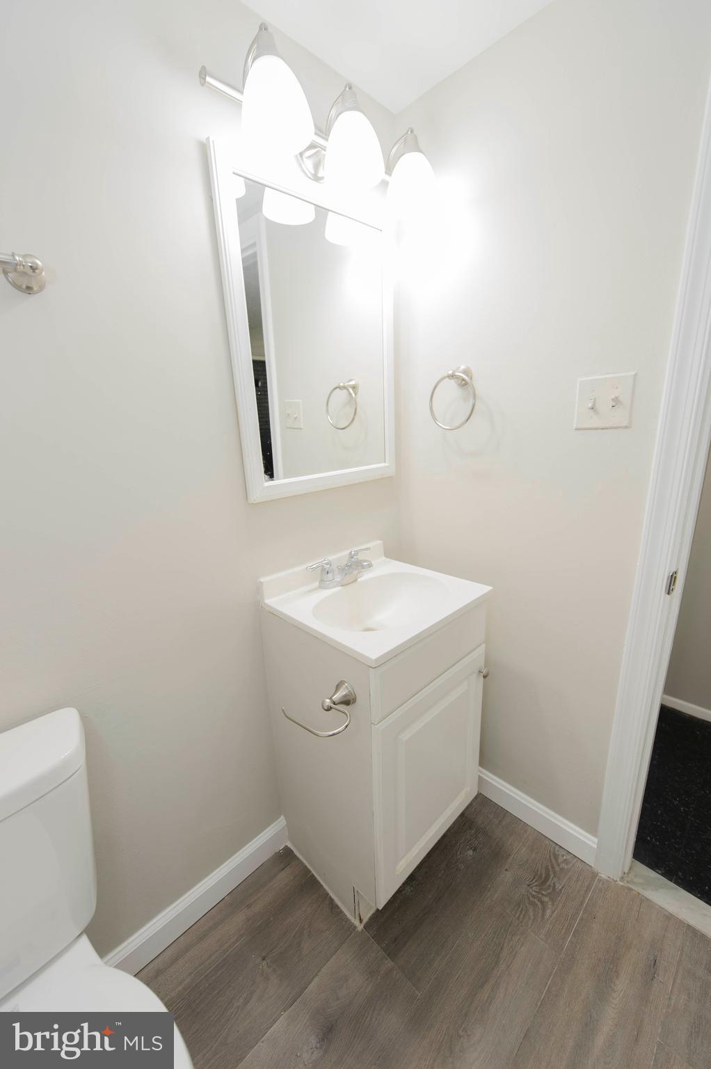 13628 Kingsman Road Woodbridge, VA 22193 - Photo 28 of 37 Bathroom 2