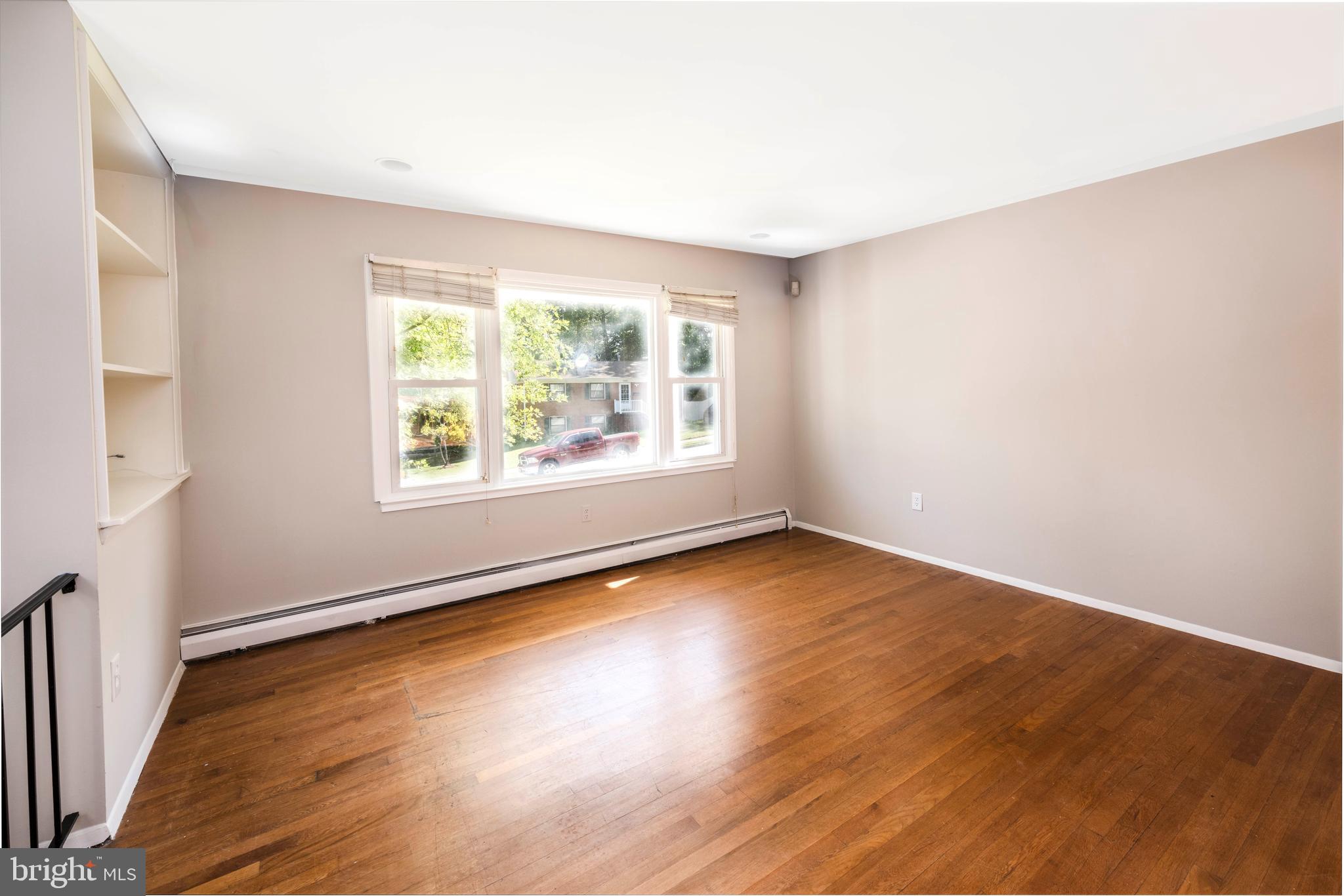 13628 Kingsman Road Woodbridge, VA 22193 - Photo 8 of 37 Living Room