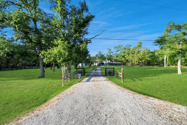 $534,900 | 20202 Deer Run Road, Damon, TX 77430