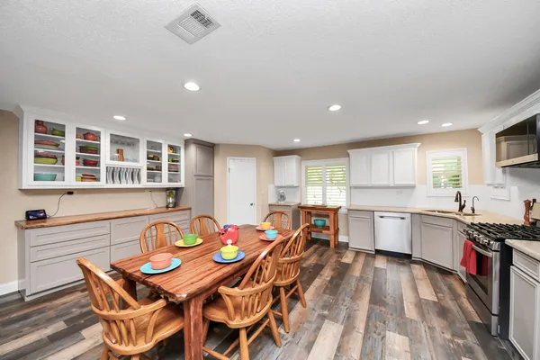 $534,900 | 20202 Deer Run Road, Damon, TX 77430