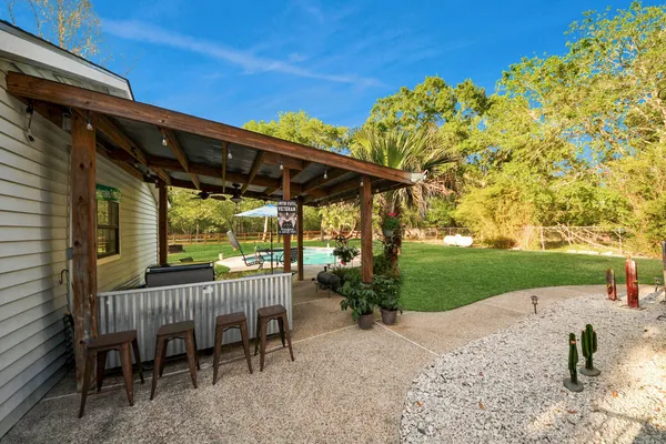 $534,900 | 20202 Deer Run Road, Damon, TX 77430