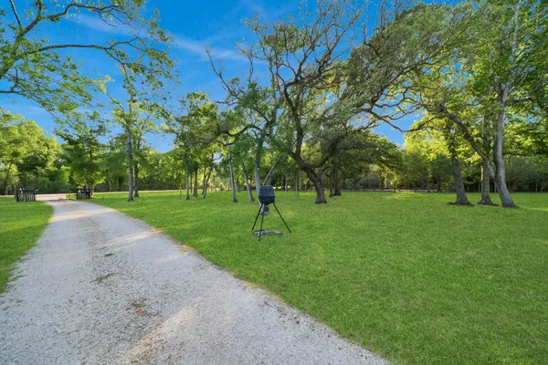 $534,900 | 20202 Deer Run Road, Damon, TX 77430