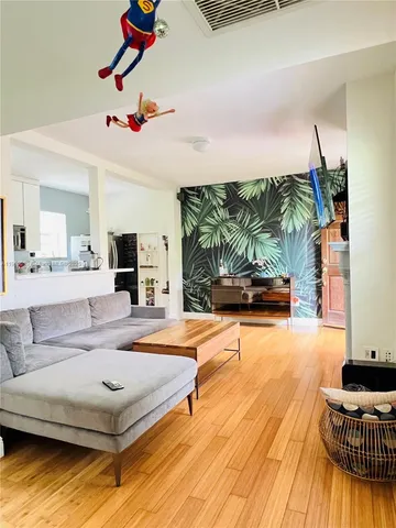 $2,900 | 4812 Pine Tree Drive, Unit 308, Miami Beach, FL 33140