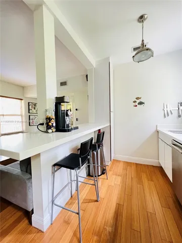 $2,900 | 4812 Pine Tree Drive, Unit 308, Miami Beach, FL 33140