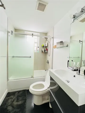 $2,900 | 4812 Pine Tree Drive, Unit 308, Miami Beach, FL 33140