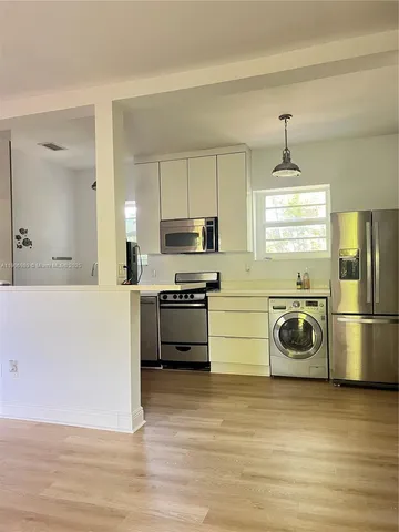 $2,900 | 4812 Pine Tree Drive, Unit 308, Miami Beach, FL 33140