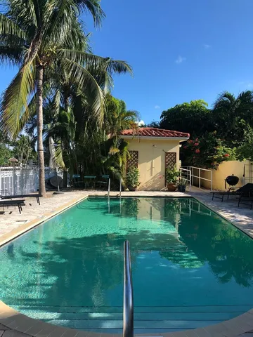 $2,900 | 4812 Pine Tree Drive, Unit 308, Miami Beach, FL 33140