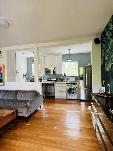 $2,900 | 4812 Pine Tree Drive, Unit 308, Miami Beach, FL 33140