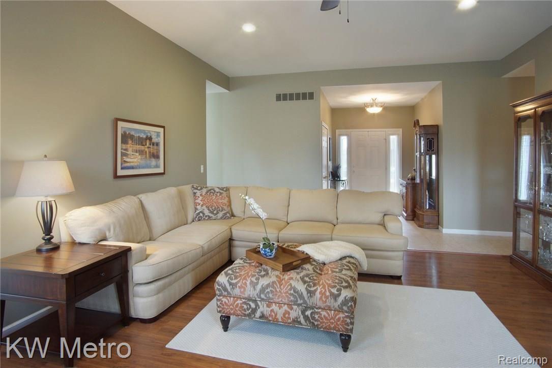 55346 Raspberry Dr - Foyer Open to Family Room