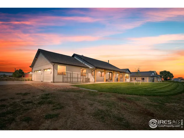 a view of houses with sky view
