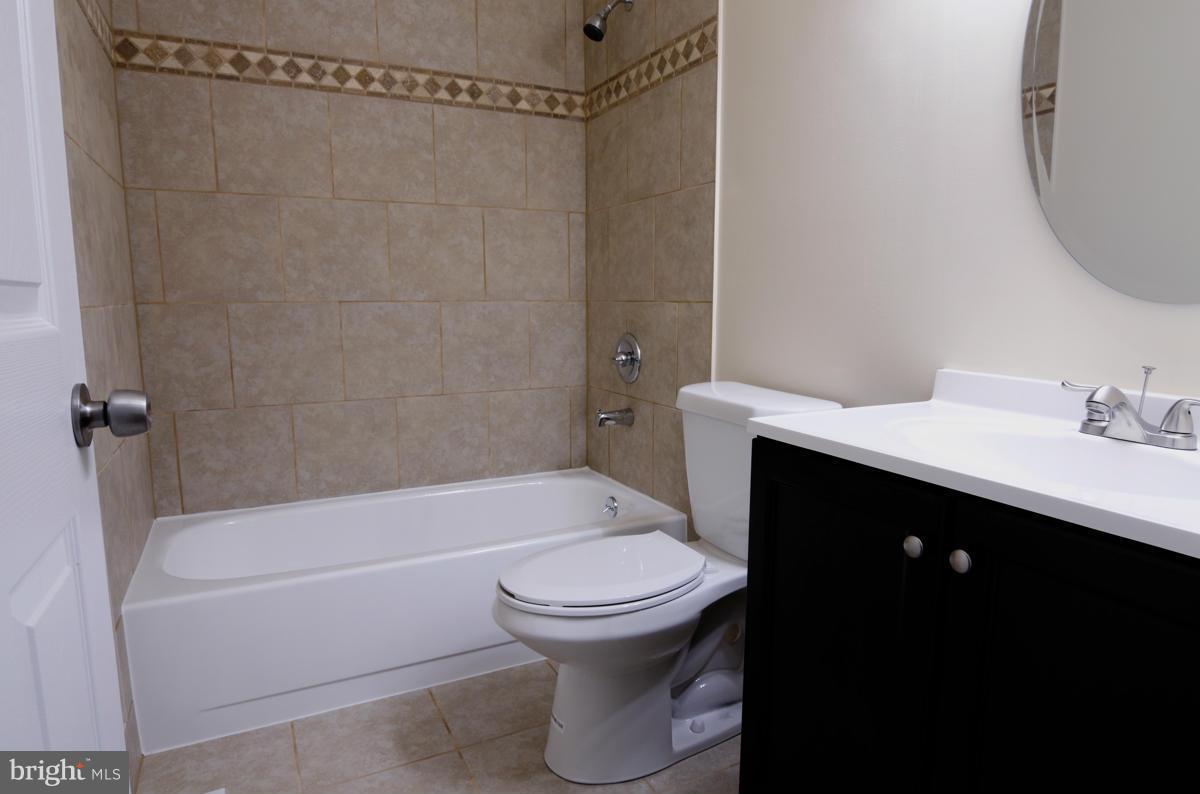 10334 Apple Ridge Road Gaithersburg, MD 20886 - Photo 11 of 18 a bathroom with a sink toilet and shower